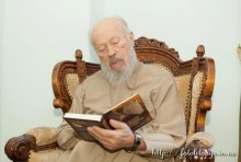 КИЇВ. Перша з дослідницького циклу книга «Кам'яні сторінки біблійної історії» прот.Олега Скнаря презентова Предстоятелю УПЦ